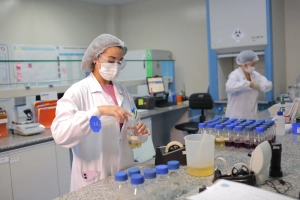 Equipe Ceva Brasil trabalhando em laboratório