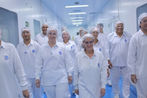 Equipe de produção da Ceva Brasil na linha industrial