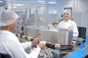 Dois colaboradores da Ceva Brasil em laboratório