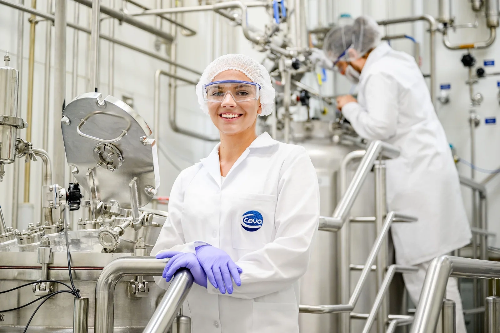 Funcion&aacute;rios da Ceva trabalhando em laborat&oacute;rio de produ&ccedil;&atilde;o