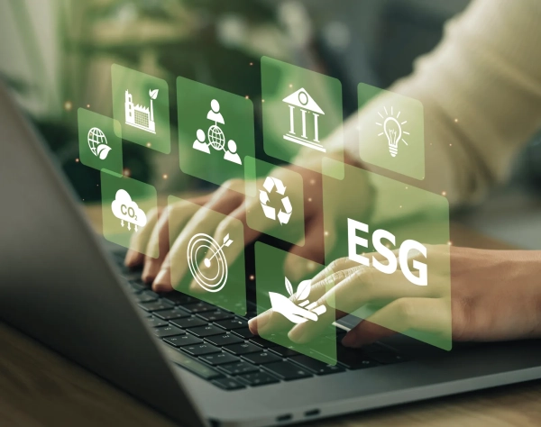 M&atilde;os escrevendo em um laptop