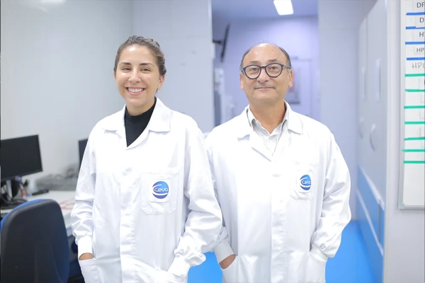 Mulheres e homens da Ceva sorrindo