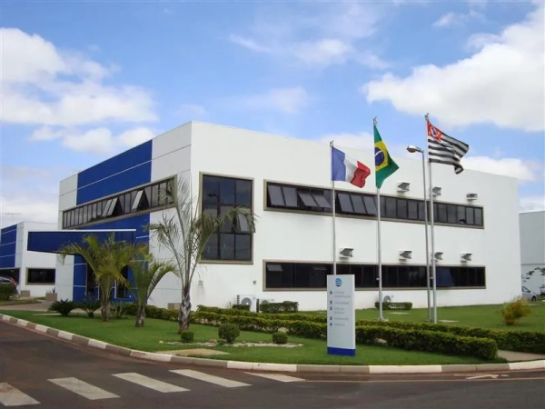 Unidade industrial da Ceva em Paul&iacute;nia, SP &mdash; &aacute;rea externa